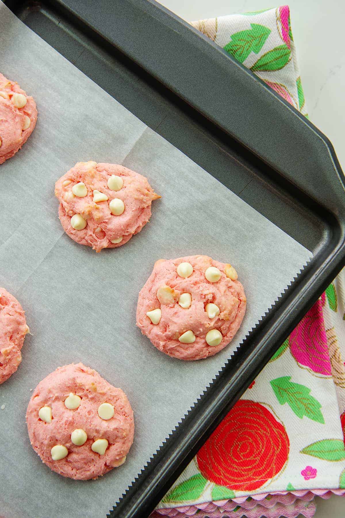 Sweet Sensations: Indulge in Strawberry Cake Mix Cookies Delight